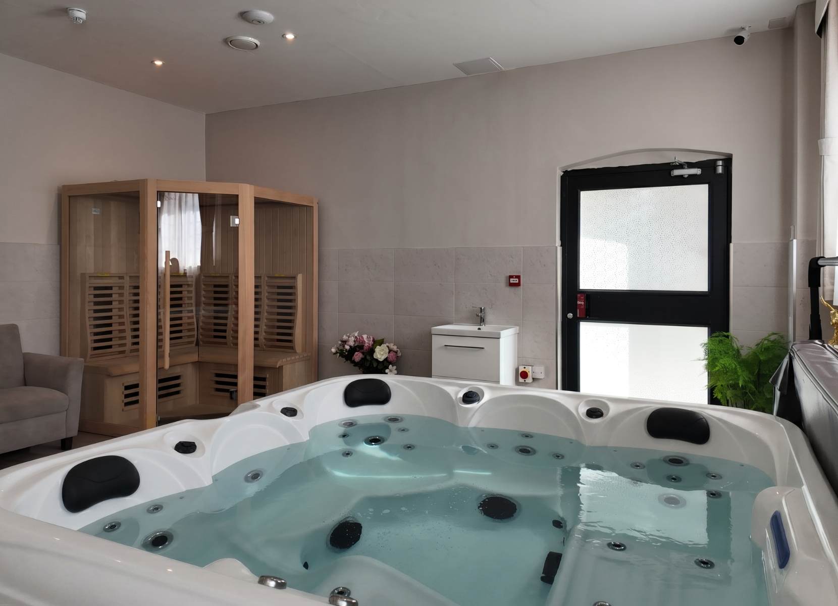 Jacuzzi & Sauna Suite (Single)